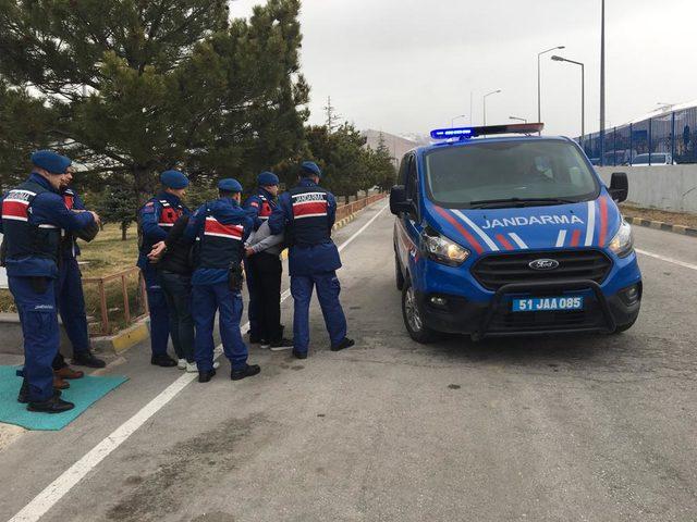 Kendilerini jandarma olarak tanıtan dolandırıcıları özel ekip yakaladı