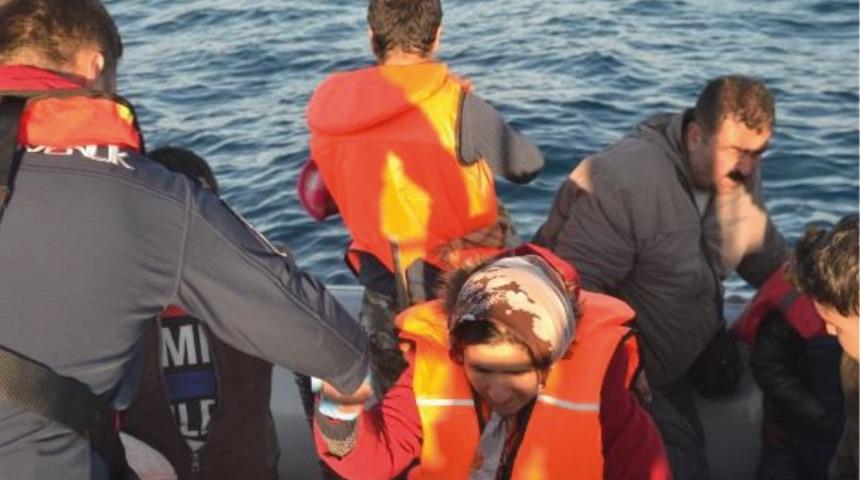 Kuşadası K&ouml;rfezi&rsquo;nde 14&rsquo;&uuml; &ccedil;ocuk 26 ka&ccedil;ak g&ouml;&ccedil;men yakalandı