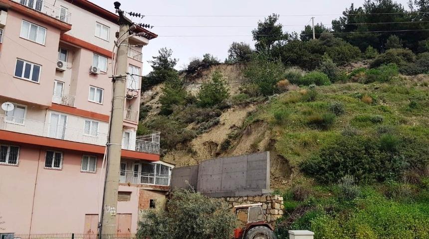 Kuşadası&rsquo;nda toprak kaymasının izleri silindi