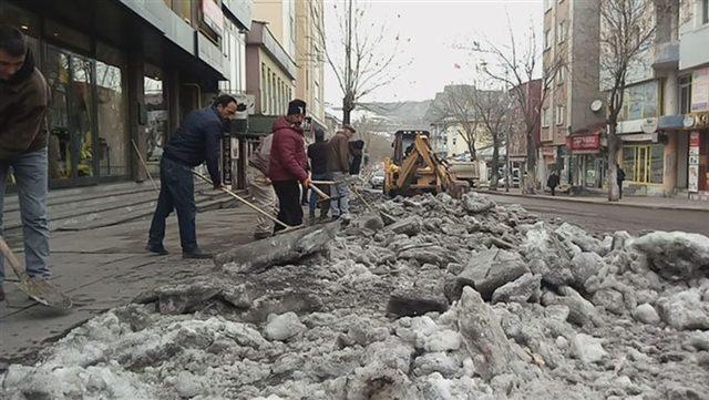 Kars Özel İdare kent merkezinde buz temizliği yapıyor