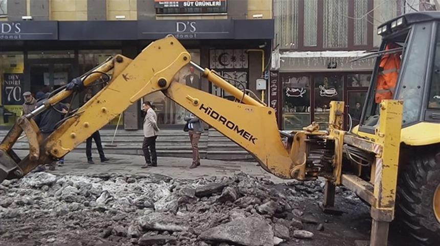 Kars &Ouml;zel İdare kent merkezinde buz temizliği yapıyor