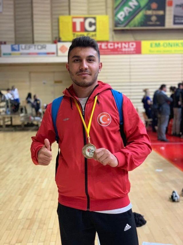 Denizlili sporcu karate turnuvasında altın madalya kazandı