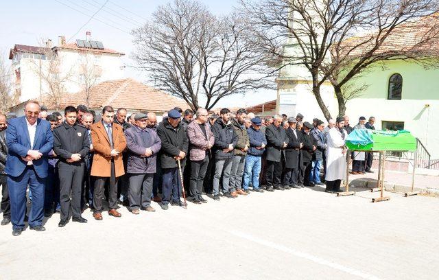 Oğlunun öldürdüğü anne son yolculuğuna uğurlandı