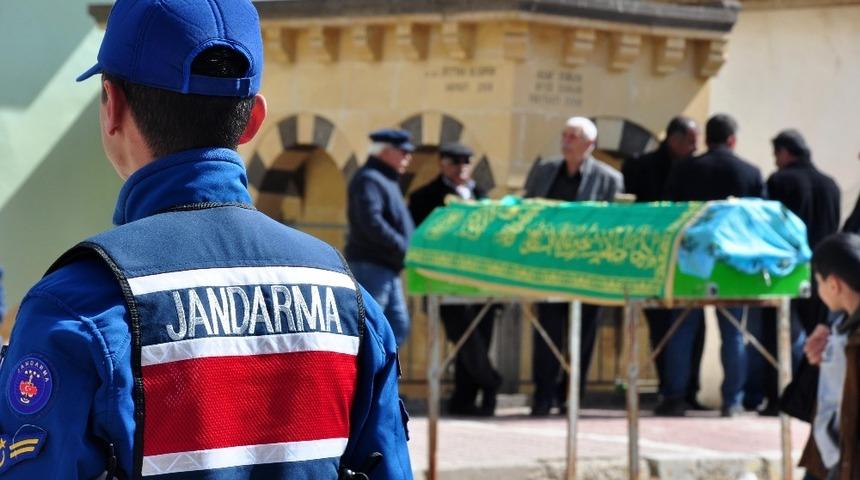 Oğlunun &ouml;ld&uuml;rd&uuml;ğ&uuml; anne son yolculuğuna uğurlandı