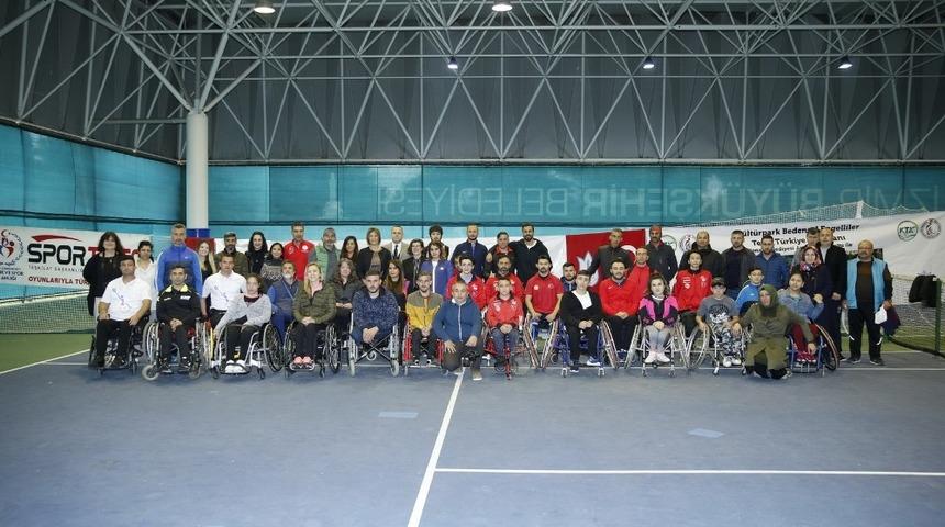 Engelsiz raketler Konak&rsquo;ta korta &ccedil;ıktı