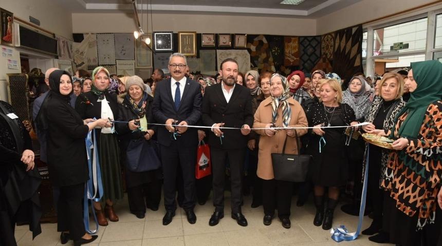 İZMEK yıl sonu sergisi başladı