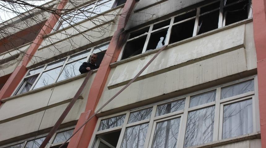 Yanan otel odasını &ccedil;ekebilmek i&ccedil;in birbirleriyle yarıştılar