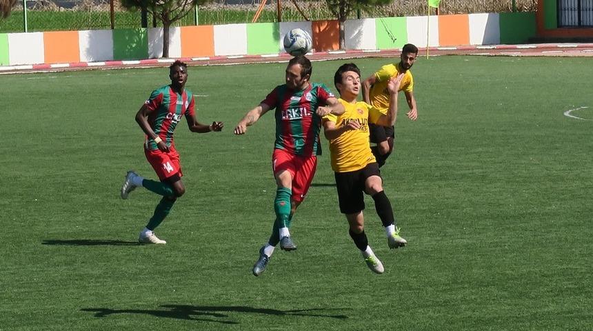 Dikili ve Fo&ccedil;a Belediyespor ma&ccedil;ına k&uuml;f&uuml;rler damga vurdu