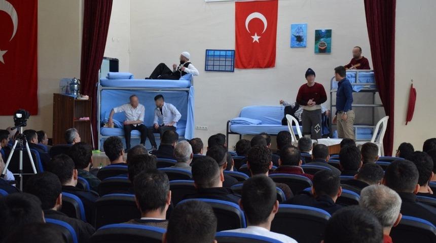 Tutuklu ve hükümlülerden tiyatro