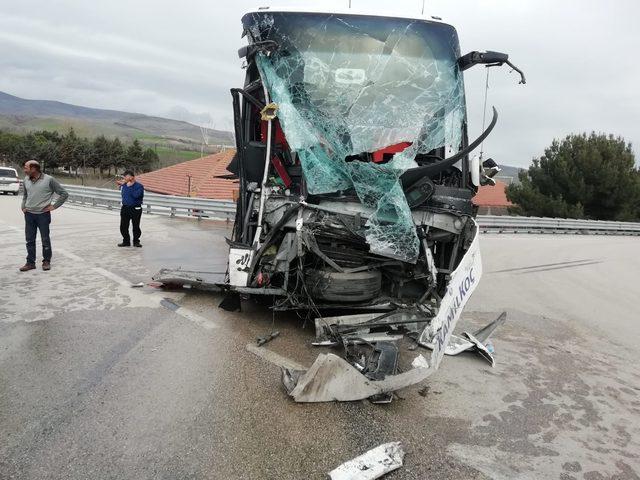 Amasya’da yolcu otobüsü ile kamyon çarpıştı: 15 yaralı