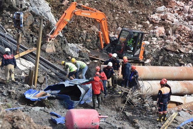 İzmir'de metro yer altı park istasyonu inşaatında göçük (6)