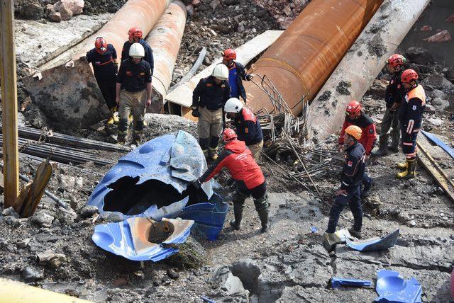 İzmir'de metro yer altı park istasyonu inşaatında göçük (6)