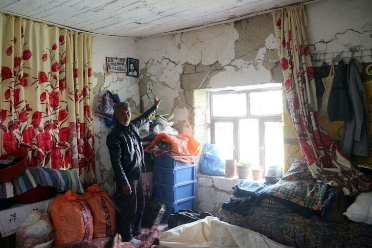 Mersin’de korkutan çatlaklar G4