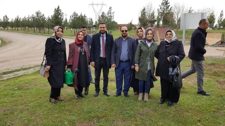 Nasıranlı, vatandaşlarla birlikte fidan dikti