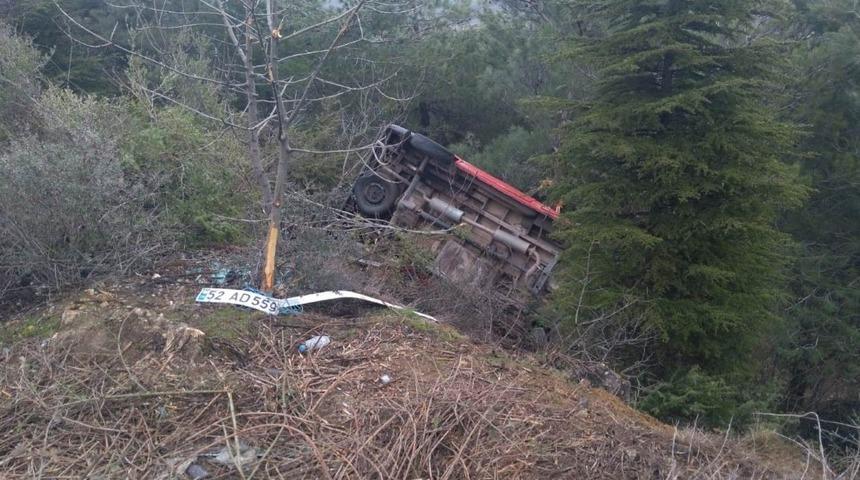 Tokat’ta minibüs uçuruma yuvarlandı: 2 yaralı