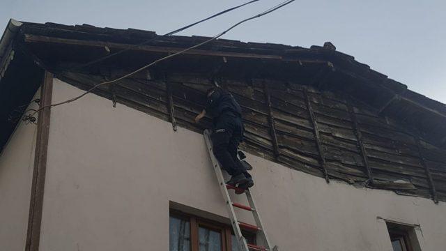 Çatıda mahsur kalan güvercini itfaiye kurtardı