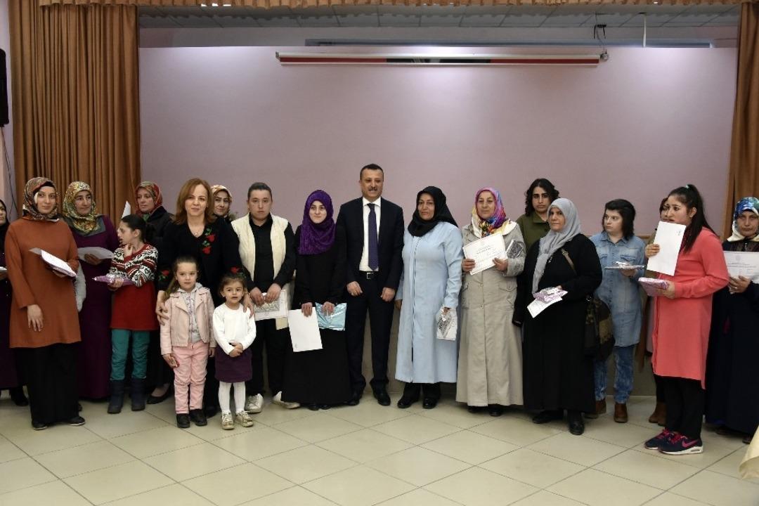 G&uuml;m&uuml;şhane&rsquo;de okuma yazma &ouml;ğrenenler belgelerini aldı