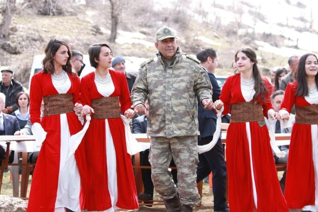 Sınırda halaylı &lsquo;Zipe&rsquo; şenliği