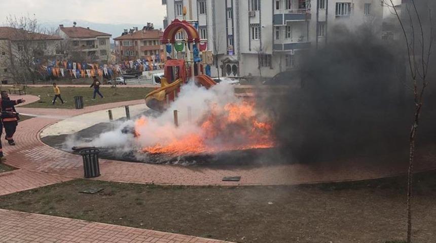 Parktaki yangına  zamanında m&uuml;dahale