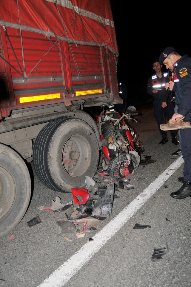 Edremit’te park halindeki kamyona çarpan motosiklet sürücüsü öldü