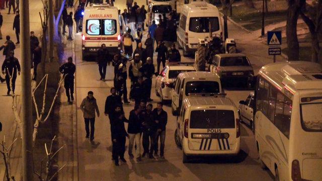 Çaycıyı bıçaklayan şüpheli, boynuna bıçak dayayıp polise direndi