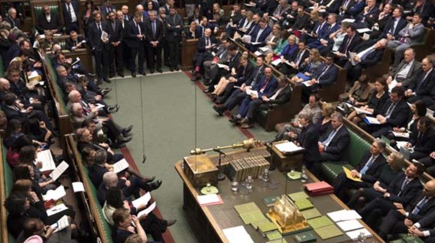  İngiliz Parlamentosu 'anlaşmasız ayrılığı' reddetti! Theresa May'e bir akşamda ikinci yenilgi! 