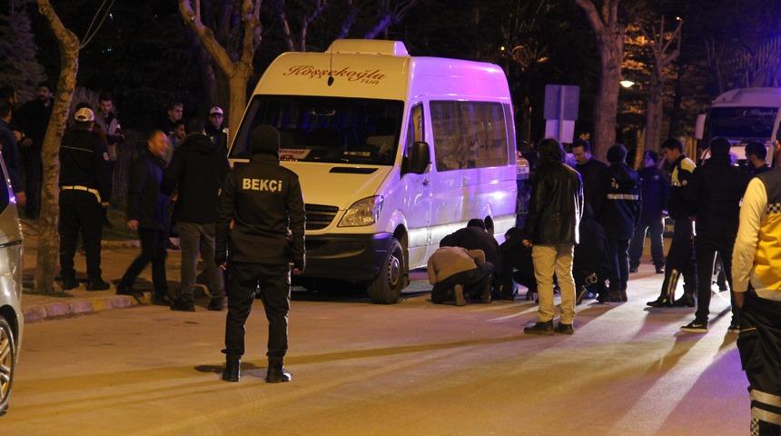 Minibüsün altına girip boğazına bıçak dayadı