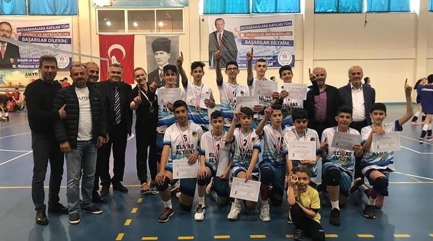 Yahya Kemal Beyatlı Ortaokulu Voleybolda Yarı Finalde