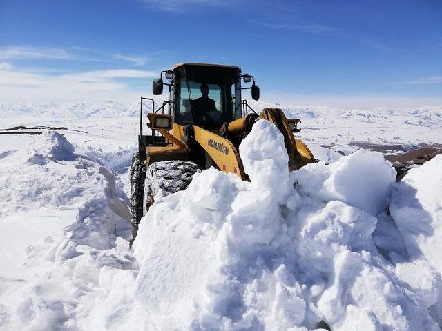 İran sınırında karla mücadele çalışması