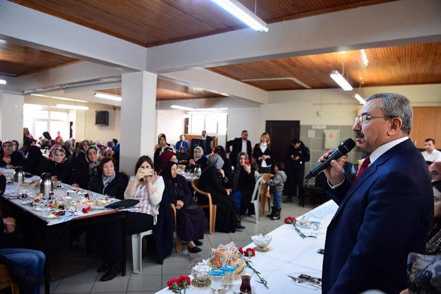 İsmail Erdem: Yaptıkları iki barakaya kültür merkezi demek ayıp