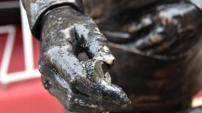 'Simitçi Heykeli'nin simidini çaldılar