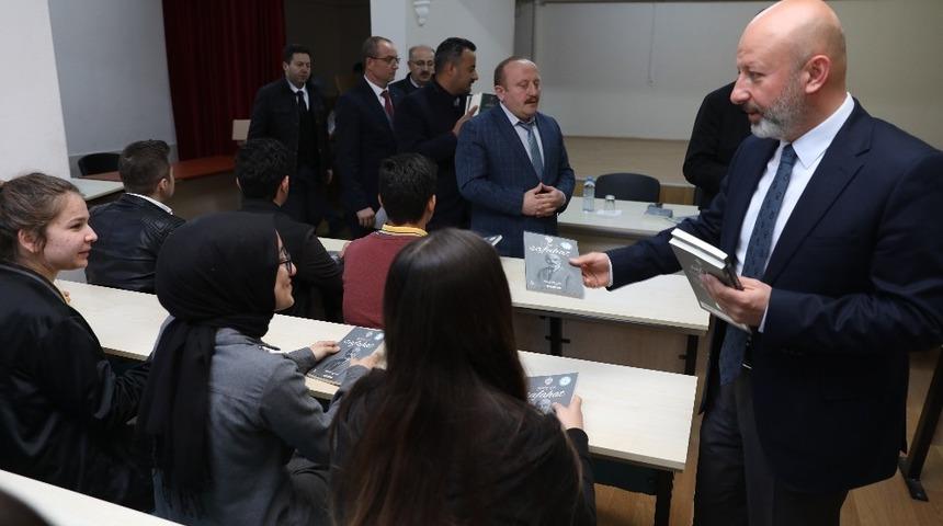 Başkan &Ccedil;olakbayrakdar, &ouml;ğrencilere &lsquo;Safahat&rsquo; hediye etti