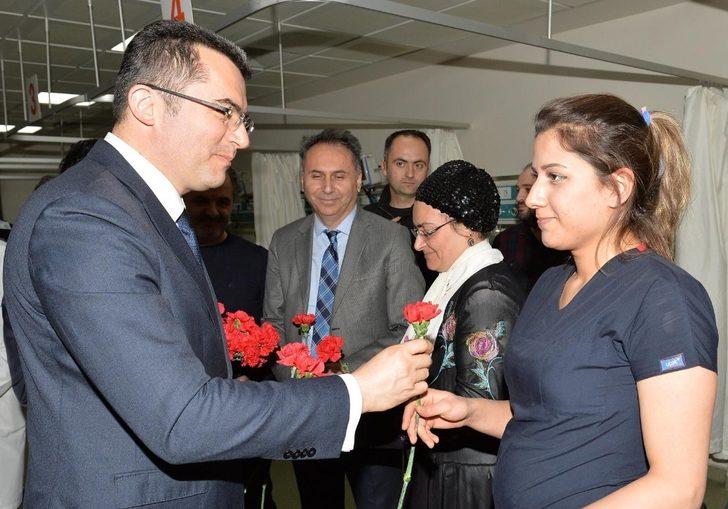 Vali Memiş’ten sağlık çalışanlarına Tıp Bayramı ziyareti G3