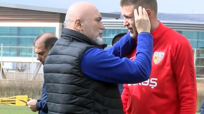 Kayserispor'da Hikmet Karaman oyuncularını motive ediyor