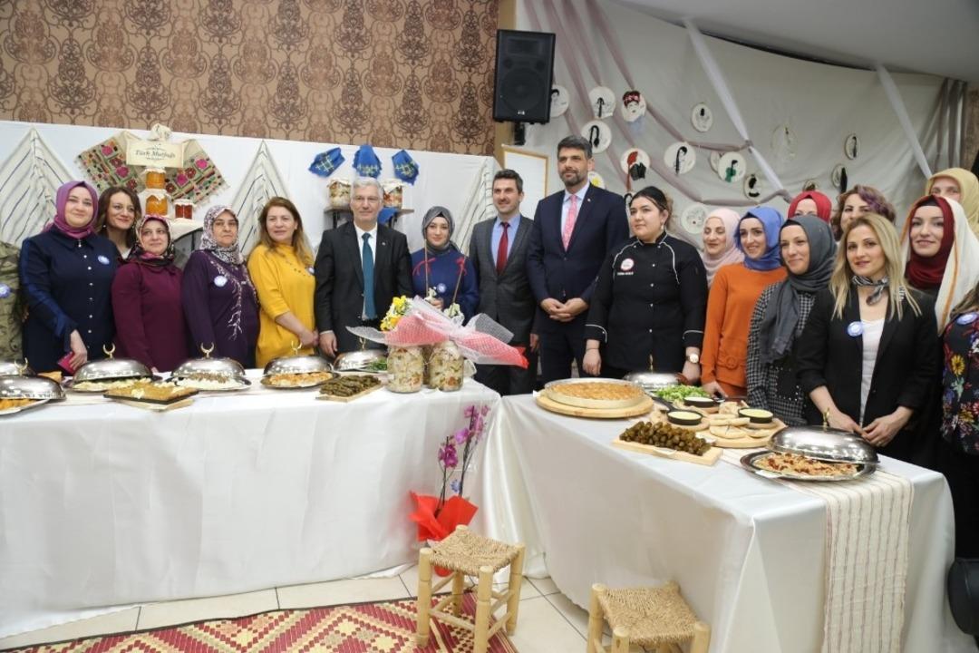 KO-MEK Kartepe il&ccedil;e sergisi ş&ouml;len havasında a&ccedil;ıldı