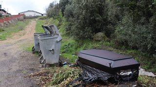 Çöpün önündeki tabutu gören dondu kaldı!