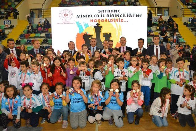 Minik satranççılar birincilik için yarıştı