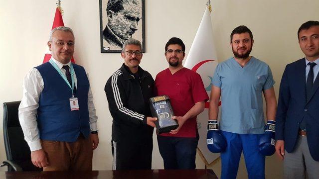 Doktorlara 14 Mart’ta Boks Eldiveni Hediye Ettiler