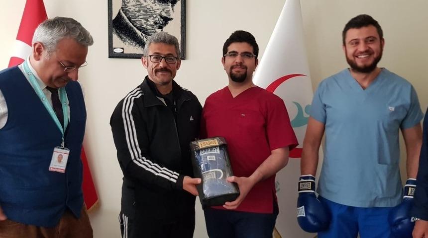 Doktorlara 14 Mart&rsquo;ta Boks Eldiveni Hediye Ettiler