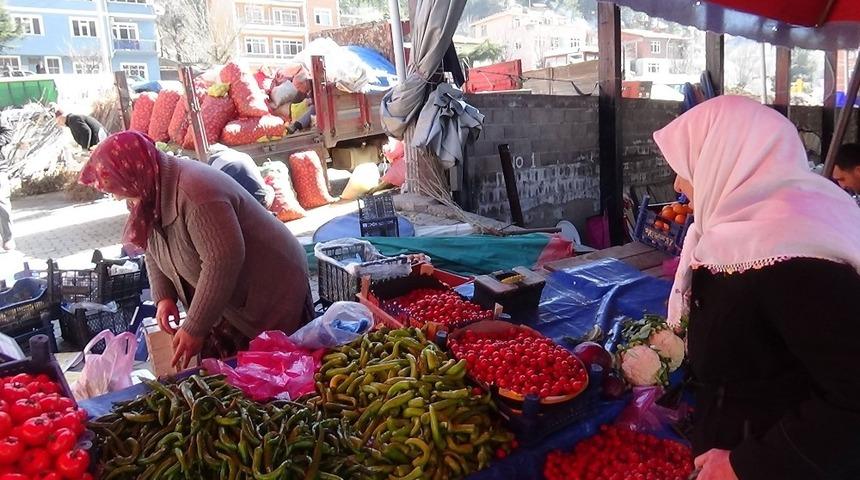 35 yıldır yaz kış pazarcılık yapıyor