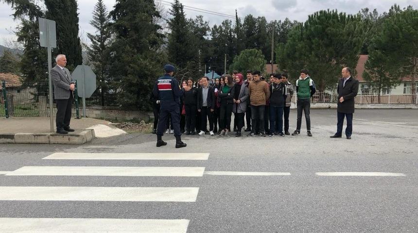 Jandarmadan &ouml;ğrencilere seminer