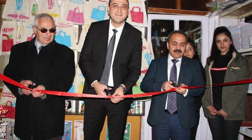 Yunak&rsquo;ta Askıda Kitap projesi hayata ge&ccedil;irildi