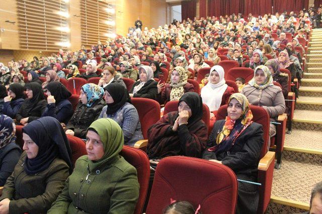 Şahinbey’de okuma-yazma öğrenen kadınlar sertifikalarını aldı