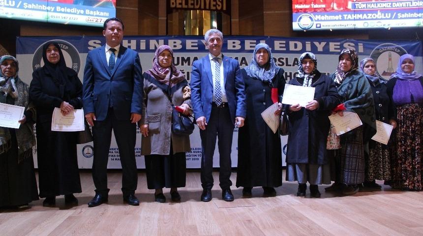 Şahinbey&rsquo;de okuma-yazma &ouml;ğrenen kadınlar sertifikalarını aldı