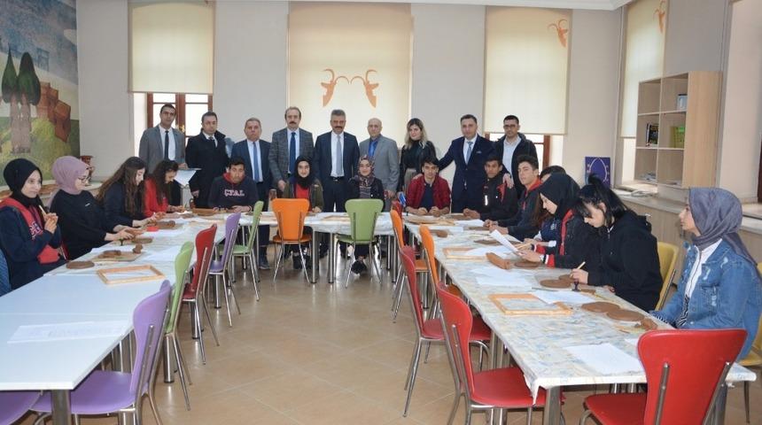 &Ouml;ğrencileri m&uuml;zede at&ouml;lye &ccedil;alışması yapıyor