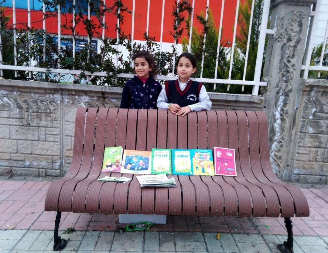 Siirtli kızlar, annelerinin atacağı kitapları toplayıp satmaya başladı