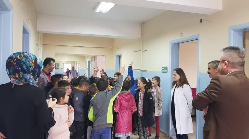 Öğrenciler, sağlık çalışanlarının bayramını kutladı