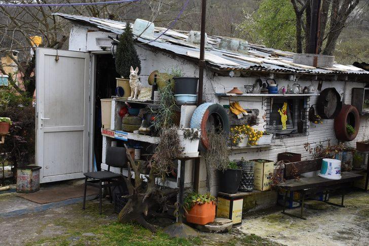 Eski ahırı antika eşyalarla donattı  G1
