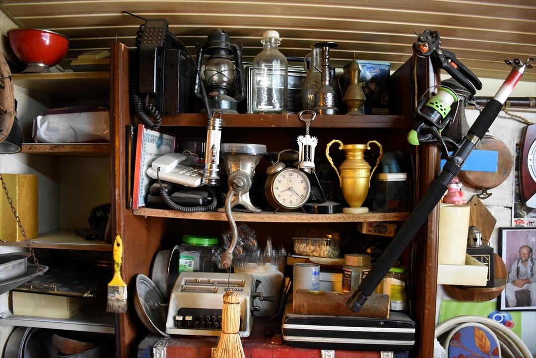 Eski ahırı antika eşyalarla donattı 