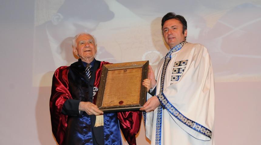 Osmangazi &Uuml;niversitesi'nden Yaşargil'e fahri doktora